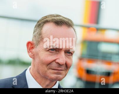 Wiesbaden, Deutschland. 13. Aug. 2023. Volker Wissing (FDP), Bundesminister für Verkehr, steht nach der symbolischen Eröffnung auf der Schierstein-Brücke. Mit der symbolischen Öffnung der Schiersteiner-Brücke an der Autobahn 643 wurde ein großer Teil der sechsspurigen Erweiterung zwischen Mainz-Mombach und dem Wiesbaden-Autobahnkreuz fertiggestellt. Der Verkehr beginnt voraussichtlich am Montag, den 14. August. Kredit: Andreas Arnold/dpa/Alamy Live News Stockfoto