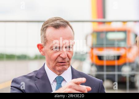 Wiesbaden, Deutschland. 13. Aug. 2023. Volker Wissing (FDP), Bundesminister für Verkehr, steht nach der symbolischen Eröffnung auf der Schierstein-Brücke. Mit der symbolischen Öffnung der Schiersteiner-Brücke an der Autobahn 643 wurde ein großer Teil der sechsspurigen Erweiterung zwischen Mainz-Mombach und dem Wiesbaden-Autobahnkreuz fertiggestellt. Der Verkehr beginnt voraussichtlich am Montag, den 14. August. Kredit: Andreas Arnold/dpa/Alamy Live News Stockfoto