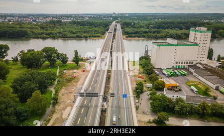 Wiesbaden, Deutschland. 13. Aug. 2023. Nach der symbolischen Öffnung der Schiersteinbrücke für den Verkehr werden die abschließenden Arbeiten für die geplante Öffnung für den Verkehr am 14. August 2023 durchgeführt. Mit der symbolischen Verkehrsöffnung der Schiersteiner-Brücke auf der Autobahn 643 wurde ein großer Teil der sechsspurigen Erweiterung zwischen der Kreuzung Mainz-Mombach und der Kreuzung Wiesbaden fertiggestellt. Der Verkehr beginnt voraussichtlich am Montag, den 14. August. Kredit: Andreas Arnold/dpa/Alamy Live News Stockfoto