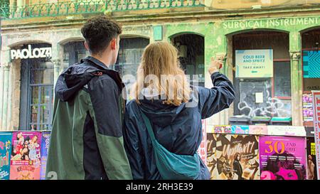 Edinburgh, Schottland, Großbritannien. 13h. August 2023. UK Weather: Der lange Weg von den Wiesen zum Zentrum. Es war warm und nass, als die Touristen die Straßen der Stadt inmitten der Straßenränder mit ihren Läden befallen haben. Credit Gerard Ferry/Alamy Live News Stockfoto