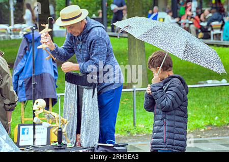 Edinburgh, Schottland, Großbritannien. 13h. August 2023. UK Weather: Der lange Weg von den Wiesen zum Zentrum. Es war warm und nass, als die Touristen die Straßen der Stadt inmitten der Straßenränder mit ihren Läden befallen haben. Credit Gerard Ferry/Alamy Live News Stockfoto