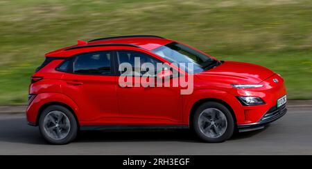 Milton Keynes, Großbritannien - Aug 10. 2023: 2021 Red HYUNDAI KONA SE CONNECT EV Elektroauto, das auf einer englischen Landstraße fährt. Stockfoto