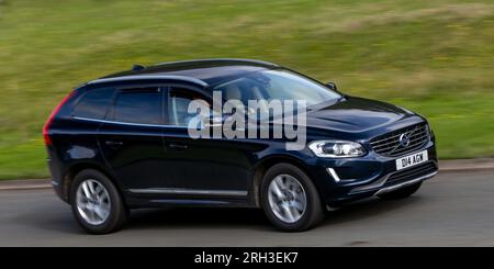 Milton Keynes, Großbritannien - Aug 10. 2023: 2016 Volvo XC60 SUV Auto fährt auf einer englischen Landstraße. Stockfoto