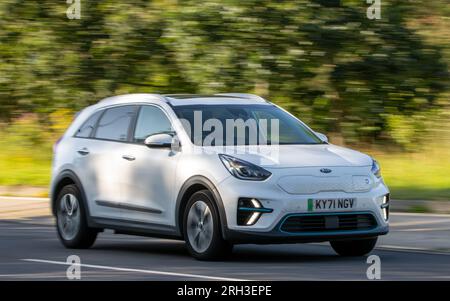 Milton Keynes, Großbritannien - Aug 10. 2023: 2021 weißes Elektroauto von Kia Niro, das auf einer englischen Landstraße fährt. Stockfoto