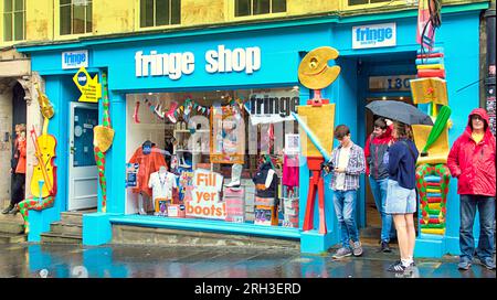 Edinburgh, Schottland, Großbritannien. 13h. August 2023. UK Weather: Der Randladen auf der Royal Mile. Es war warm und nass, als die Touristen die Straßen der Stadt inmitten der Straßenränder mit ihren Läden befallen haben. Credit Gerard Ferry/Alamy Live News Stockfoto