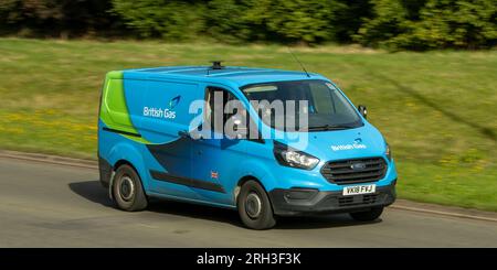 Milton Keynes, UK - August 10. 2023: Ford Transit Van wurde als British Gas Service Van auf einer englischen Landstraße eingesetzt. Stockfoto