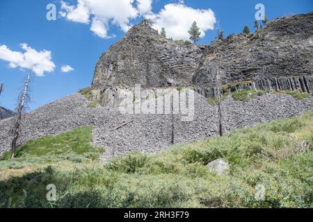 Basalt-Felsformationen in den Säulen der Giants, ein ungewöhnliches geologisches Merkmal des Sonora Pass in den Sierra Nevada Mountains von Kalifornien. Stockfoto