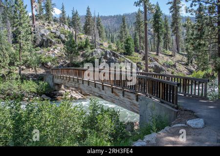 Eine hölzerne Brücke über die mittlere Gabelung des Stanislaus in den Bergen der Sierra Nevada in Kalifornien, USA. Stockfoto