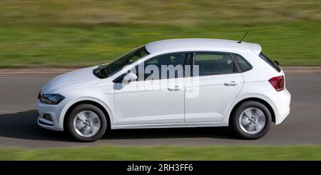 Milton Keynes, Großbritannien - Aug 11. 2023: Weißer 2019 Volkswagen Polowagen, der auf einer englischen Landstraße fährt. Stockfoto