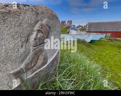 Westgrönland, Gemeinde Qeqqata, Sisimiut. Sisimiut Museum alias Sisimiut Katersugaasiviat. Steinschnitzerei mit traditionellen Fischerbooten. Stockfoto