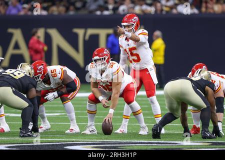 New Orleans, USA. 13. August 2023: Kansas City Quarterback Patrick Mahomes (15) zeigt auf die Verteidigung der Heiligen während der NFL-Vorsaison-Action zwischen den New Orleans Saints und den Kansas City Chiefs im Caesars Superdome in New Orleans, LA. Jonathan Mailhes/CSM Credit: CAL Sport Media/Alamy Live News Stockfoto