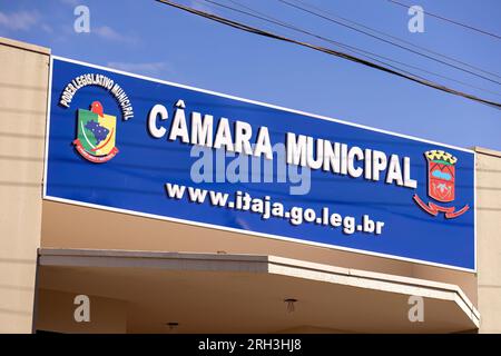 Itaja, Goias, Brasilien - 06 17 2023: Nahaufnahme der Fassade des Rathauses der kommunalen Legislativmacht Itaja Stockfoto