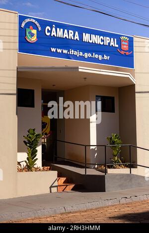 Itaja, Goias, Brasilien - 06 17 2023: Nahaufnahme der Fassade des Rathauses der kommunalen Legislativmacht Itaja Stockfoto