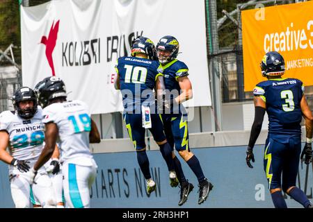 Stuttgart, Deutschland. 13. August 2023. ELF/ Game : Münchner Raben bei Stuttgart Surge am 13. August. 2023 , im Gazi-Stadion , Stuttgart , Deutschland Stuttgart Surge- WR # 7 Louis Geyer und WR # 10 Dr. Florian Lengauer freuen sich über den TD Credit: Frank Baumert/Alamy Live News Stockfoto