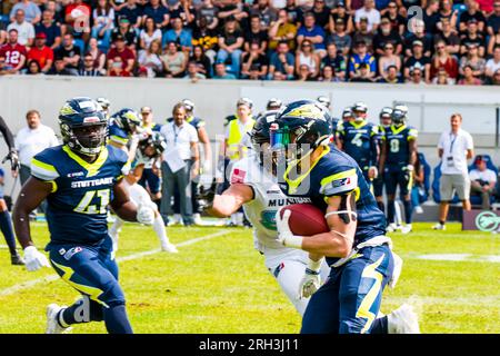 Stuttgart, Deutschland. 13. August 2023. ELF/ Game : Münchner Raben bei Stuttgart Surge am 13. August. 2023 , im Gazi-Stadion , Stuttgart , Deutschland WR # 14 Yannick Mayr / Stuttgart Surge Credit: Frank Baumert/Alamy Live News Stockfoto