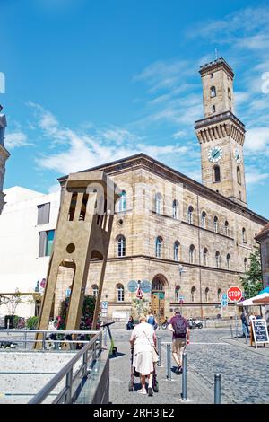 Rathaus von Fürth mit Plastikquintensenz von Thomas Volkmar im Vordergrund Stockfoto