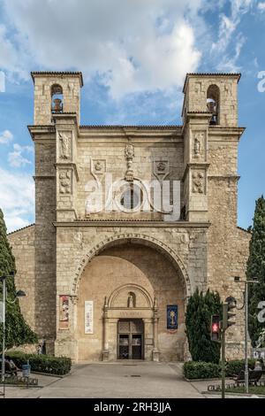 Außenfassade der christlich-katholischen Kirche San Ginés in Guadalajara, Castilla la Mancha, Spanien, Europa. Stockfoto