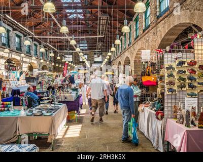 2. Juni 2023: Tavistock, Devon, Großbritannien - Tavistock's Pannier Market, ursprünglich 1105 gegründet und jetzt in einer Markthalle untergebracht, die 1860 erbaut wurde. Stockfoto