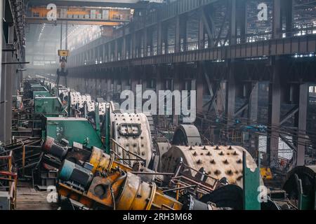 Mühle mahlt Erz in einer Erzaufbereitungsanlage. Stockfoto