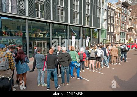 Besucher in der Schlange, um das Anna Frank Museum, Amsterdam, Niederlande zu besuchen Stockfoto