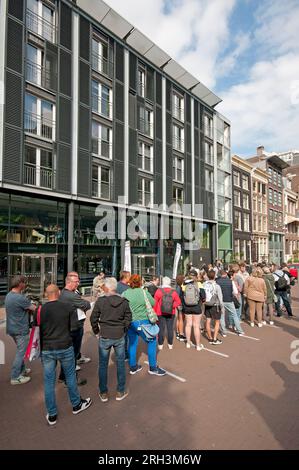 Besucher in der Schlange, um das Anna Frank Museum, Amsterdam, Niederlande zu besuchen Stockfoto