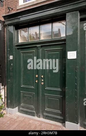 Vordertür des Anne Frank House in Prinsengracht 263, Amsterdam, Niederlande Stockfoto