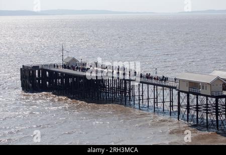 Warteschlangen am Penarth Pier warten auf einen Tagesausflug mit PS Waverley in Penarth South Wales Stockfoto