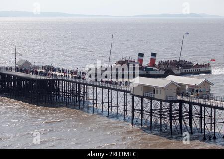 Die Menschenmassen am Ende des Pier in Penarth warten darauf, an Bord des PS Waverley Ship South Wales UK zu gehen Stockfoto