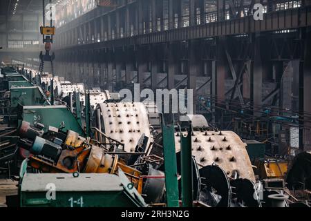 Mühle mahlt Erz in einer Erzaufbereitungsanlage. Stockfoto