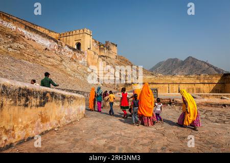 Besucher, die zum Amer Amber Fort aufsteigen. Amer in der Nähe von Jaipur, Rajasthan, Indien Stockfoto