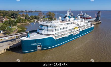 Das Expeditionsschiff SH MINERVA liegt im Hafen von Fray Bentos. Vorderansicht von oben. Stockfoto