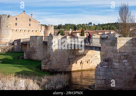 Europa, Spanien, Kastilien und Leon, Burgo de Osma, Puerta de San Miguel Gateway und Puente de La Matilla (oder Puente Viejo - Alte Brücke) Stockfoto