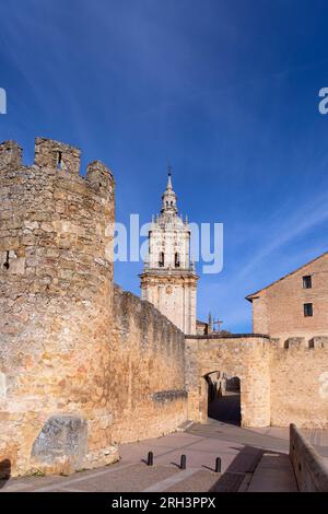 Europa, Spanien, Kastilien und Leon, Burgo de Osma, das Tor zur Puerta de San Miguel mit der Kathedrale Burgo de Osma dahinter Stockfoto