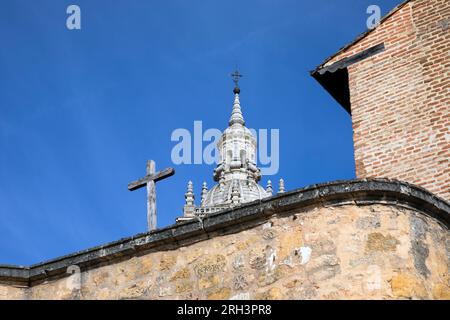 Europa, Spanien, Kastilien und Leon, Burgo de Osma, die Kathedrale von Burgo de Osma (Kirchturm) vom Puerta de San Miguel Gateway Stockfoto