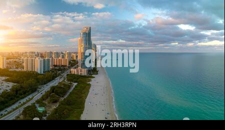 Teure Hochhaushotels und Ferienwohnungen über dem Sandstrand am Atlantik in Sunny Isles Beach City bei Sonnenuntergang. Amerikanischer Tourismus Stockfoto