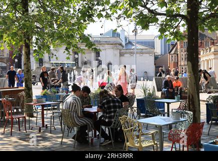 Entspannen Sie in einem Café am Queen Victoria Square in Hull mit Ferens Art Gallery Beyond, East Riding of Yorkshire, UK Stockfoto