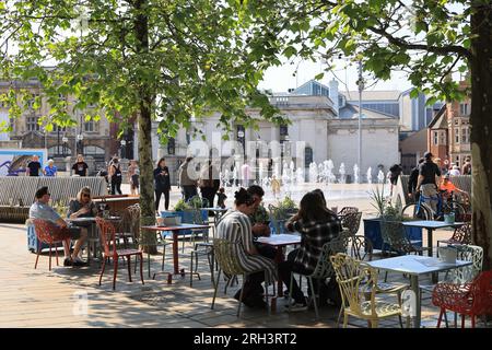 Entspannen Sie in einem Café am Queen Victoria Square in Hull mit Ferens Art Gallery Beyond, East Riding of Yorkshire, UK Stockfoto