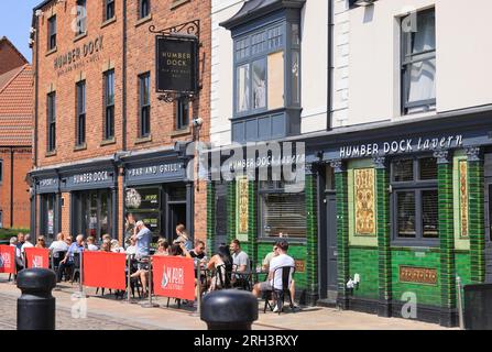 Trendige Bars an der Humber Dock Street in Hull, South Yorkshire, Großbritannien Stockfoto