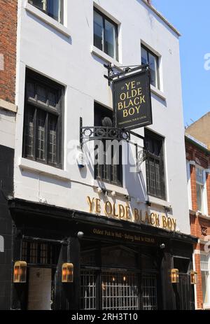 Das YE Olde Black Boy Pub an der High Street, das älteste Pub in Hull aus dem Jahr 1729, in der Altstadt von East Yorkshire, Großbritannien Stockfoto