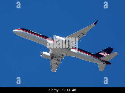 Des Moines, Iowa, USA - 12. August 2023: Das Privatflugzeug des ehemaligen Präsidenten Donald Trump umkreist das Gelände der Iowa State Fair in des Moines, Iowa. Stockfoto