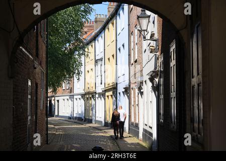 Geschwungene Terrasse mit pastellfarbenen georgianischen Häusern in der historischen Prince Street in Hull Old Town, East Yorkshire, Großbritannien Stockfoto