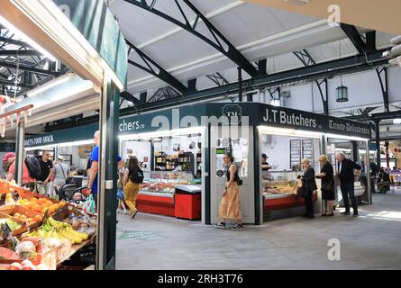 Traditioneller Trinity Market im Zentrum von Hull, mit Street Food und Verkaufsständen für frische Produkte, in East Yorkshire, Großbritannien Stockfoto