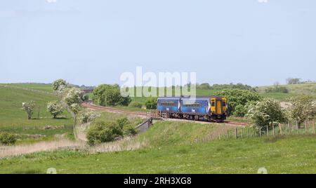 ScotRail-Dieseltriebwagen der Baureihe 156 auf der ländlichen Glasgow-Strecke und der südwestlichen Strecke in Ayrshire, die durch die Landschaft führt Stockfoto