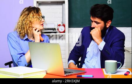 Universitätsstudenten am College. Die Highschool. Die Schüler bereiten sich auf den Test oder die Prüfung vor. Lehrerinnen und Lehrer im Klassenzimmer. Bärtiger Professor und Stockfoto