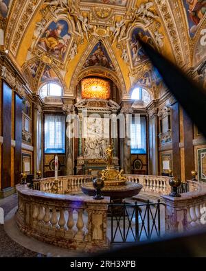 Die Kirche Santa Maria Maggiore. Ein wunderschöner vergoldeter Altar befindet sich in der Kirche, wo sich der Moses von Michelangelo befindet. Stockfoto