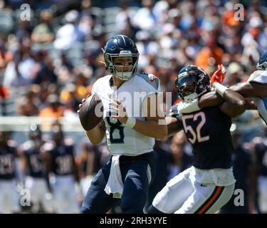 12. August 2023 - Tennessee Titans Quarterback will Levis (8) sucht während des NFL-Fußballspiels zwischen den Chicago Bears und den Tennessee Titans in Chicago, IL, nach einem offenen Empfänger Stockfoto