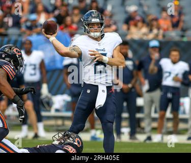 12. August 2023, Chicago, Illinois, USA: Tennessee Titans Quarterback will Levis (8) Passes während des NFL-Fußballspiels zwischen den Chicago Bears und den Tennessee Titans. Stockfoto