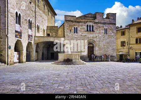 Bevagna, Umbrien, Italien. Silvestri Square mit dem mittelalterlichen Konsuls Palace, der St. Sylvester's Church und dem Brunnen aus dem 19. Jahrhundert. Stockfoto
