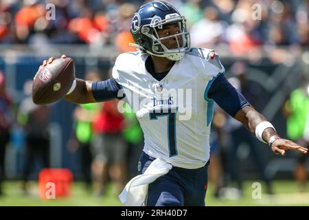 12. August 2023 - Tennessee Titans Quarterback Malik Willis (7) Pässe während des NFL-Footballspiels zwischen den Chicago Bears und den Tennessee Titans in Chicago, IL Stockfoto