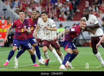 MÜNCHEN, Deutschland - 12. AUGUST 2023: 3 Uhr ist Minjae Kim aus Südkorea jetzt beim FC Bayern München als neuer Spieler angemeldet und Verteidiger in seinem ersten Spiel für seinen Verein, das hier während des Supercup-Fußballspiels zwischen dem FC Bayern Muenchen und RB LEIPZIG in der Allianz Arena in München am 12 gesehen wurde. AUGUST 2023, Deutschland. In dem Bild sind auch die Spieler von RB Leipzig, 30 Benjamin Sesko, 39 Benjamin Henrichs, 22 David Raum, DFL, Fussball, 0:3 (Foto und Copyright @ ATP images / Arthur THILL (THILL Arthur / ATP / SPP) Stockfoto